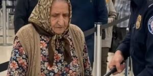Yaşlı bir kadının bagaj kontrolü sırasında