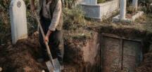 Torun, dedesinin mezarını kazdı ve altında