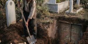 Torun, dedesinin mezarını kazdı ve altında