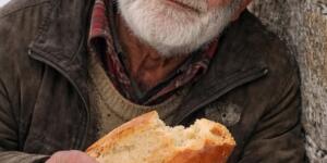 Eşimin ceketini donmakta olan evsiz bir adama verdim