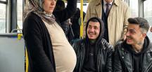 Otobüsteki serseriler, hamile kadına yer vermeyip onunla kahkahalarla alay etti