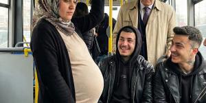 Otobüsteki serseriler, hamile kadına yer vermeyip onunla kahkahalarla alay etti